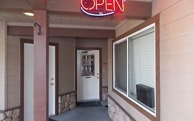 Vintage Lakeside Inn